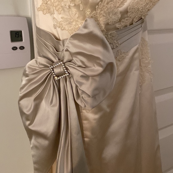 Wedding dress Les Noces Couture in Italian natural silk and lace guipure details - Picture 6 of 16